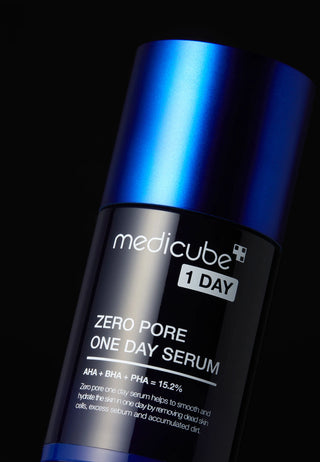 Gros plan sur le flacon Medicube Zero Pore One Day Serum fond noir avec etiquette AHA BHA PHA 15.2% lisible