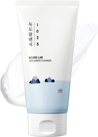 Tube ROUND LAB 1025 Dokdo Cleanser avec mousse blanche en arriere-plan - nettoyant visage
