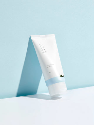Tube incline ROUND LAB 1025 Dokdo Cleanser 120ml sur fond bleu clair