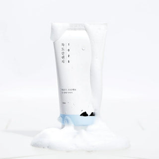 Tube ROUND LAB 1025 Dokdo Cleanser 120ml avec mousse blanche debordante