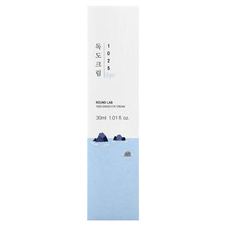 Étui ROUND LAB 1025 Dokdo Eye Cream 30ml blanc et bleu illustré d'îlots en mer - face avant de la boîte