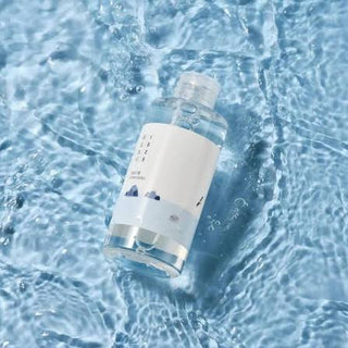 Flacon ROUND LAB 1025 Dokdo Toner flottant dans l'eau bleue - vue du dessus