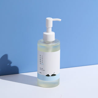 Flacon ROUND LAB 1025 Dokdo Cleansing Oil sur fond bleu - packaging huile demaquillante 200ml
