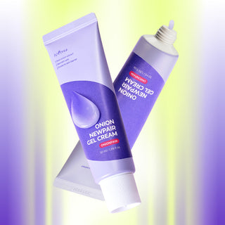 Deux tubes Isntree Onion Newpair Gel Cream croises avec goutte de gel translucide sur fond vert et violet