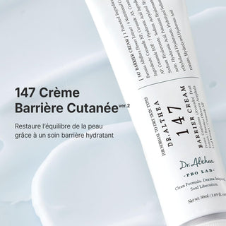 Tube Dr.Althea 147 Barrier Cream 50ml posé sur une texture de crème blanche - soin barrière hydratant