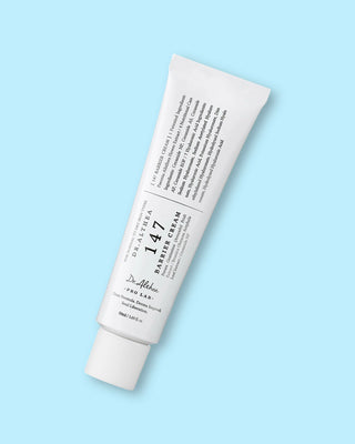 Tube Dr.Althea 147 Barrier Cream 50ml en diagonale sur fond bleu clair - liste des céramides et actifs visible