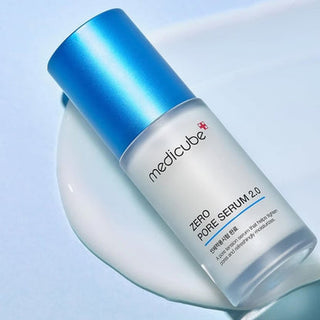 Flacon Medicube Zero Pore Serum 2.0 avec capuchon bleu metallise pose sur une surface transparente