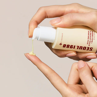 Main versant le serum jaune KSECRET Seoul 1988 Retinal Liposome depuis la pompe sur le bout des doigts