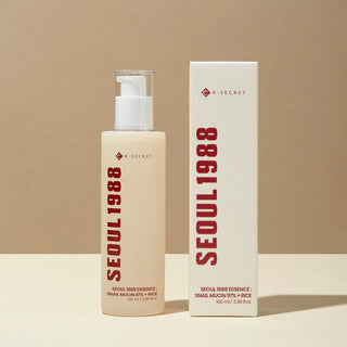 KSECRET Seoul 1988 Essence Snail Mucin flacon pompe beige a cote de son etui blanc sur fond beige