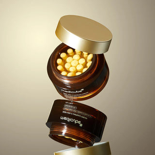 Deux pots Medicube Deep Vita C Capsule Cream empiles, capsules jaunes visibles dans le pot ouvert