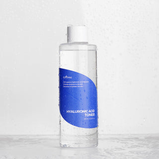 Isntree Hyaluronic Acid Toner - flacon avec gouttes d'eau sur fond gris, effet fraicheur aquatique