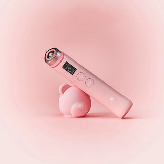 MEDICUBE AGE-R Booster Pro Pink Edition pose contre une figurine ourson rose sur fond pastel