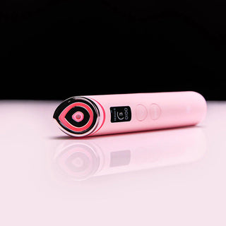 MEDICUBE AGE-R Booster Pro Pink Edition couche sur surface reflechissante, tete LED rose et ecran Derma-S