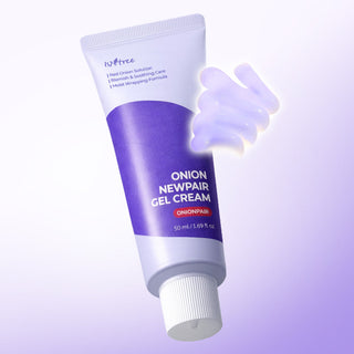 Tube Isntree Onion Newpair Gel Cream incline avec swatch de gel violet clair sur fond lavande