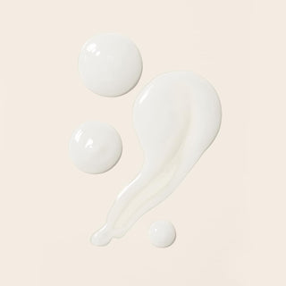 Gouttes de gel transparent Boucleme Curl Defining Gel sur fond beige, trois tailles differentes