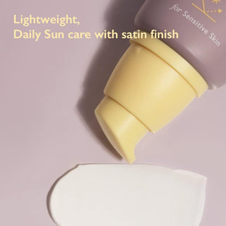Gros plan de la pompe jaune du tube haruharu wonder avec trace de crème solaire au fini satiné