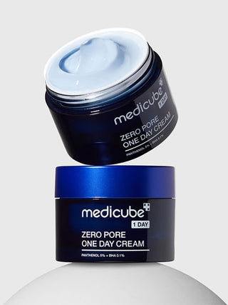Deux pots Medicube Zero Pore One Day Cream empiles avec couvercle incline revelant la creme bleu pastel