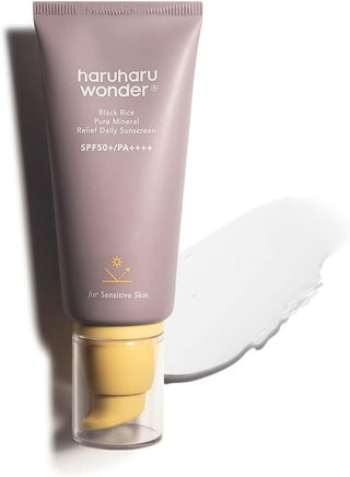 Tube mauve haruharu wonder Black Rice Pure Mineral Relief Daily Sunscreen SPF50+ PA++++ avec swatch de crème blanche