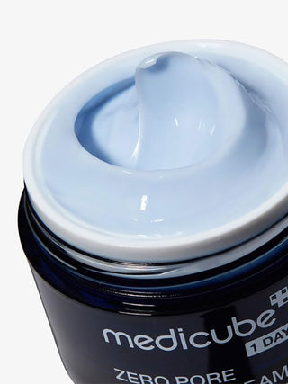 Gros plan sur le pot ouvert Medicube Zero Pore One Day Cream revelant la texture creme bleu pastel onctueuse