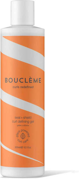 Flacon orange Boucleme Seal + Shield Curl Defining Gel 300 ml, gelee coiffante sur fond blanc