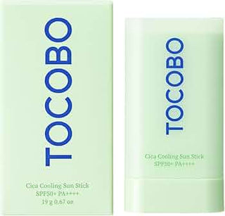 Boîte carton et stick solaire TOCOBO Cica Cooling SPF50+ PA++++ posés côte à côte
