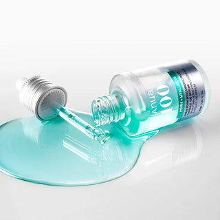 Anua PDRN Hyaluronic Acid Ampoule Serum - flacon renverse avec serum turquoise coule sur surface