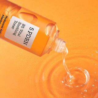 COSRX 5 PDRN B5 Toner couche versant une texture liquide transparente sur fond orange