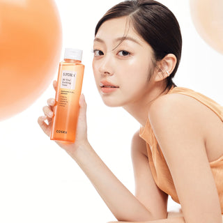 Mannequin presentant le COSRX 5 PDRN B5 Toner avec ballons orange en arriere-plan