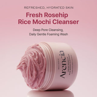 Pot Arencia Rice Mochi Cleanser incline sur fond rose, texture mochi dense et rosee visible