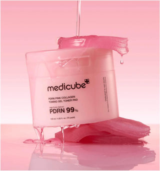 Essence gel rose coulant sur le pot medicube PDRN Pink Collagen ouvert avec pads empilés - texture