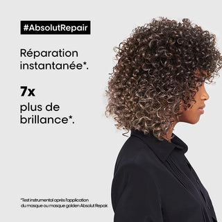 Femme de profil aux cheveux boucles brillants L'Oreal Professionnel Absolut Repair Golden Masque 500ml