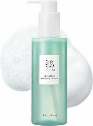 Flacon pompe vert Beauty of Joseon Green Plum Refreshing Cleanser 200ml sur fond de mousse nettoyante