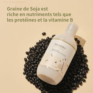 Round Lab Toner Soja Noir - flacon pose sur graines de soja noir avec texte proteines et vitamine B