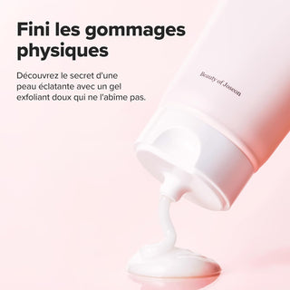 Tube Apricot Blossom Peeling Gel incliné versant un filet de gel blanc, texture du gommage sur fond rose