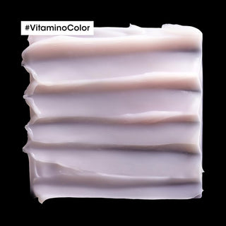 Texture masque rose pale cremeuse L'OREAL PROFESSIONNEL Vitamino Color sur fond noir - swatch