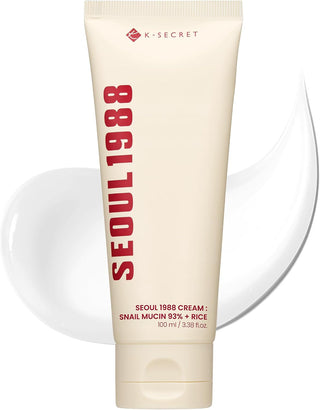 Tube crème K-SECRET Seoul 1988 Snail Mucin 93% + Rice 100 ml devant un swatch de texture blanche