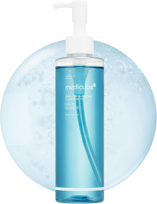 Modele aux cheveux noirs tenant le flacon Medicube Zero Pore Cleansing Oil pres du visage