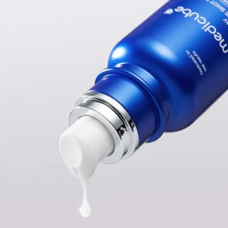 Gros plan sur la pompe du flacon Medicube Exosome Shot 7500 avec serum blanc qui coule