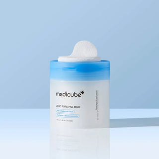 Pot ouvert Medicube Zero Pore Pad Mild avec pad qui depasse, fond bleu clair et reflet