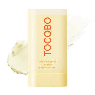Stick solaire jaune pâle TOCOBO Vita Waterproof Sun Stick SPF50+ PA++++ avec swatch de texture crème en fond
