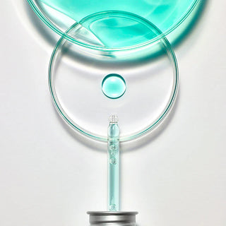 Anua PDRN Hyaluronic Acid Ampoule Serum - pipette deposant une goutte turquoise sur boite de Petri