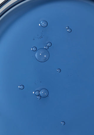 Texture liquide bleu cobalt du serum Medicube Zero Pore One Day Serum avec bulles en gros plan