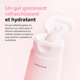 Gros plan du tube ouvert Apricot Blossom Peeling Gel avec une noisette de gel gommant qui s'écoule