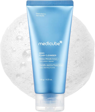 Tube Medicube Zero Foam Cleanser devant un cercle de mousse blanche epaisse sur fond blanc