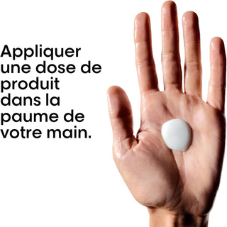 Dose de masque cremeux blanc dans la paume de la main pour L'Oreal Professionnel Absolut Repair Molecular