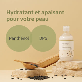 Round Lab Toner Soja Noir - flacon sur pierres avec cuillere de graines de soja et actifs panthenol DPG