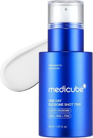 Flacon pompe Medicube Exosome Shot 7500 bleu avec swatch de serum blanc et capuchon transparent