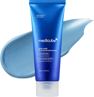 Medicube Zero Pore Mud Mask tube bleu avec texture argile bleu clair etalee en arriere-plan