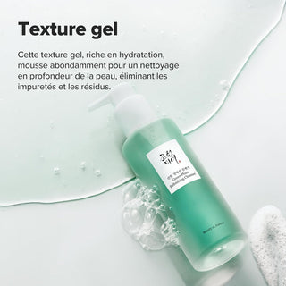 Texture gel du nettoyant Green Plum Beauty of Joseon - flacon couché sur coulée de gel vert pâle