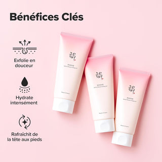 Trois tubes Apricot Blossom Peeling Gel sur fond rose, infographie bénéfices clés exfolie et hydrate